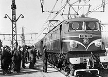 Roger-Viollet | 733560 | Locomotive électrique 2D2-9101 de la SNCF. France, 1952. | © Jacques Boyer / Roger-Viollet
