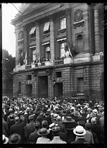 Roger-Viollet | 734327 | World War I. John Pershing (1860-1948), US General of the Armies, acclaimed by the crowd gathered in front of the Hôtel Crillon. Paris (VIIIth arrondissement), on June 13, 1917. | © Excelsior - L'Equipe / Roger-Viollet