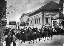 Roger-Viollet | 734887 | Révolution russe de 1917. La cavalerie tentant d'arrêter des manifestants. | © Albert Harlingue / Roger-Viollet