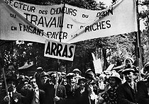 Roger-Viollet | 743705 | Front Populaire. Défilé devant le mur des Fédérés pour l'anniversaire de la Commune. Paris, 24 mai 1936. | © Albert Harlingue / Roger-Viollet