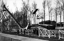 Roger-Viollet | 744909 | Test of a fun fair attraction. France, around 1910. | © Albert Harlingue / Roger-Viollet