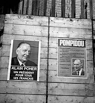 Roger-Viollet | 746755 | Presidential elections. Posters of the 2-nd turn. Honfleur (Calvados), June 1969. | © Roger-Viollet / Roger-Viollet