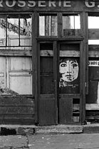 Roger-Viollet | 748715 | Affiche du P.S.U. sur une devanture de magasin à Belleville. Paris (XXème arr.), 1966. Photographie de Léon Claude Vénézia (1941-2013). | © Léon Claude Vénézia / Roger-Viollet