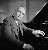 Roger-Viollet | 750562 | Serge Koussevitzky (1874-1951), Russian-born American conductor. Paris, July 1936. | © Boris Lipnitzki / Roger-Viollet
