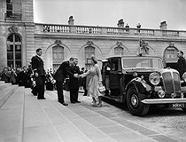 Roger-Viollet | 752263 | The princess Elizabeth of England arriving at the Elysee Palace. Paris, 1948. | © Roger-Viollet / Roger-Viollet
