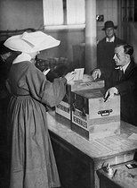 Roger-Viollet | 754923 | Nun voting during the referendum and elections of October 21, 1945. France. | © Roger-Viollet / Roger-Viollet