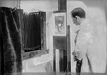 Roger-Viollet | 755934 | Photographe opérant sur une reproduction de  La Joconde  de Léonard de Vinci. France, vers 1900. | © Collection Harlingue / Roger-Viollet