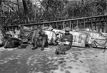 Roger-Viollet | 759123 | Sandwich board men at rest. Paris, circa 1900. | © Albert Harlingue / Roger-Viollet