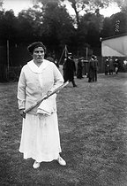 Roger-Viollet | 765659 | Miss Ryan. World championship of tennis in Saint-Cloud (Hauts-de-Seine). May 1914. | © Maurice-Louis Branger / Roger-Viollet