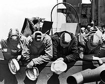 Roger-Viollet | 766244 | World War II. Normandy landings. Four US coastguards, whose shaven skulls compose the word  Hell , aboard a barge a few hours before their arrival on the French beaches, on June 6, 1944. | © Roger-Viollet / Roger-Viollet