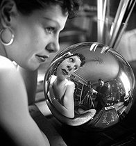 Roger-Viollet | 767433 | Effet de miroir sur une sphère. Composition de Gaston Paris. France, vers 1935. | © Gaston Paris / Roger-Viollet