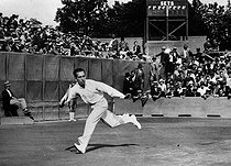 Roger-Viollet | 768643 | Henri Cochet (1901-1987), French tennis player, winner of John Hennessey (1900-1981), American tennis player, during the finals of Davis Cup on 1928. | © Roger-Viollet / Roger-Viollet