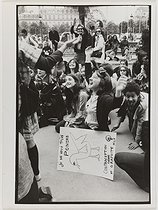 Roger-Viollet | 768823 | 28 Mai 1972. Manifestation contre la Fête des mères | © Catherine Deudon / Bibliothèque Marguerite Durand / Roger-Viollet