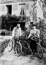 Roger-Viollet | 775416 | Pierre and Marie Curie, French physicists, leaving on bicycle, in 1896. | © Jacques Boyer / Roger-Viollet