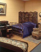 Roger-Viollet | 777468 | Furniture in Marcel Proust's bedroom (1871-1922) - deathbed, Chinese folding screen, chaise longue. Paris, musée Carnavalet. | © Bernard Saint-Genès / Roger-Viollet