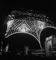 Roger-Viollet | 783384 | 1937 World Fair in Paris, by night. The Eiffel Tower illuminated. | © Pierre Jahan / Roger-Viollet