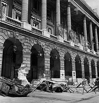 Roger-Viollet | 784561 | World War II. Liberation of Paris. Damaged facade of the Hôtel de la Marine with one of its columns mistakenly demolished by the 2nd Armored Division commanded by General Leclerc. Paris (VIIIth arrondissement), place de la Concorde, on August 26, 1944. Photograph by Jean Roubier (1896-1981). | © Fonds Jean Roubier / Roger-Viollet