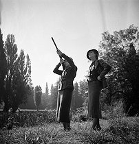 Roger-Viollet | 786907 | Modèles Creed. Vêtements de chasse. Paris, août 1935. | © Boris Lipnitzki / Roger-Viollet