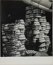 Roger-Viollet | 789093 | The Halles covered market at night. Crates. Paris (Ist arrondissement), circa 1965. Photograph by Jean Roubier (1896-1981), circa 1965. Bibliothèque historique de la Ville de Paris. | © Jean Roubier / BHVP / Roger-Viollet