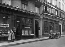 Roger-Viollet | 793129 | Bookshop Gibert and the Bouillon Chartier, Racine street (VI-th arrondissement). Paris, around 1925. | © Roger-Viollet / Roger-Viollet