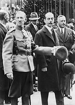Roger-Viollet | 793372 | The grand duke André Romanov (in the middle) after a mass for the rest of the Empress. On his right: an officer of the regiment of the guard of the tsar. Paris. October 13, 1928. | © Collection Harlingue / Roger-Viollet