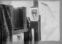 Roger-Viollet | 794853 | Photographe opérant sur une reproduction de  La Joconde  de Léonard de Vinci. France, vers 1900. | © Collection Harlingue / Roger-Viollet