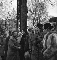 Roger-Viollet | 795791 | Funeral of Paul Eluard (1895-1952), French writer. Parents and friends accept condolences: Mrs Eluard is surrounded by Picasso (on her right) and Aragon (on her left). Paris, 1952. Photograph by Janine Niepce (1921-2007). | © Janine Niepce / Roger-Viollet