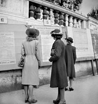 Roger-Viollet | 797973 | Affiches électorales à Paris, lors des élections municipales d'avril 1945. Premier vote des femmes en France. | © LAPI / Roger-Viollet