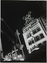 Roger-Viollet | 801577 | Night view of the Moulin Rouge, place Blanche. Paris (IXth arrondissement), before 1940. Photograph by Jean Roubier (1896-1981). Bibliothèque historique de la Ville de Paris. | © Jean Roubier / BHVP / Roger-Viollet