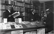 Roger-Viollet | 805207 | Russian bookshop. Paris, 1927. | © Boris Lipnitzki / Roger-Viollet