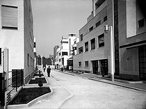 Roger-Viollet | 806558 | Paris (XVIème arr.). La rue Mallet-Stevens, du nom de l'architecte constructeur français, ouverte en 1927. | © Albert Harlingue / Roger-Viollet