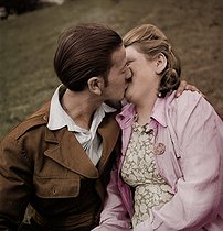 Roger-Viollet | 810948 | Sarreguemines (Moselle). Couple kissing itself. June 29, 1949. Colourized photo. | © Roger Berson / Roger-Viollet