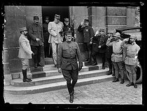 Roger-Viollet | 813772 | World War I. John Pershing (1860-1948), US General of the Armies, leaving the Invalides, followed by the French General Pelletier. Paris (VIIth arrondissement), mid-June 1917. Photograph published in the newspaper  Excelsior , on Friday, June 15, 1917. | © Excelsior - L'Equipe / Roger-Viollet
