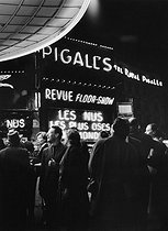 Roger-Viollet | 816068 | The Pigalle district at night. Paris (IXth arrondissement), 1950's. Photograph by Janine Niepce (1921-2007). | © Janine Niepce / Roger-Viollet