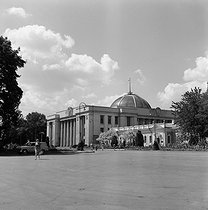 Roger-Viollet | 816976 | The Verkhovna Rada of Ukraine built by Ivan Fomin (1872-1936), Russian architect. Kyiv (USSR, Ukraine), August 1964. | © Anne Salaün / Roger-Viollet