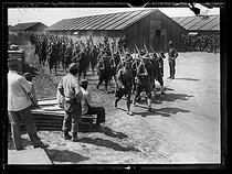 Roger-Viollet | 830710 | World War I. Arrival of the first US contingents in France. Soldiers parading in front of the Territorial Army in a camp near Saint-Nazaire (France), late June 1917. Photograph published in the newspaper  Excelsior , on Tuesday, July 3rd, 1917. | © Excelsior - L'Equipe / Roger-Viollet