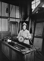Roger-Viollet | 830881 | World War I. Woman cleaning railway car door frames with an electric brush. France. | © Jacques Boyer / Roger-Viollet