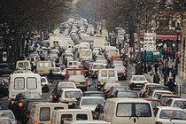 Roger-Viollet | 831543 | Strikes, traffic jams, pollution. Paris, October 1995. | © Jean-Pierre Couderc / Roger-Viollet