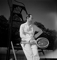 Roger-Viollet | 832748 | Jean Borotra (1898-1994), joueur de tennis français. Paris, stade Roland-Garros, juin 1934. | © Boris Lipnitzki / Roger-Viollet