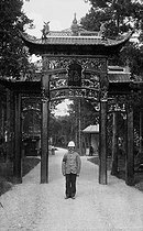 Roger-Viollet | 833388 | Paris, colonial exhitition of 1907. Chinese door. | © Neurdein / Roger-Viollet