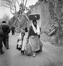 Roger-Viollet | 833610 | End of the Spanish Civil War (1936-1939). Civilians taking refuge in France, February 1939. | © Gaston Paris / Roger-Viollet