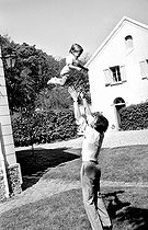 Roger-Viollet | 833942 | Baptême d'Anthony Delon, fils d'Alain Delon et de Nathalie, le 1er mai 1966. Photographie de Georges Kelaïditès (1932-2015). | © Georges Kelaïditès / Roger-Viollet