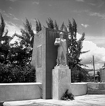 Roger-Viollet | 834027 | Monument to the Gabonese captain Charles N'Tchorere, dead for the France, on the Somme, the June 7, 1940. Libreville (Gabun), march 1966. | © Roger-Viollet / Roger-Viollet