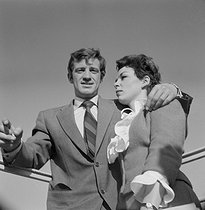 Roger-Viollet | 834680 | Shooting of  Les Distractions , film by Jacques Dupont. Jean-Paul Belmondo and Eva Damien. France-Italy, on May 30, 1960. | © Alain Adler / Roger-Viollet