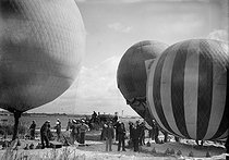 Roger-Viollet | 838223 | Balloons at the Villacoublay air show (France), 1938. | © LAPI / Roger-Viollet