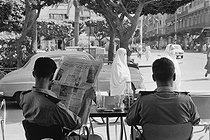 Roger-Viollet | 838825 | Soldiers at the terrace of a café, reading the newspaper. Algiers (Algeria), 1958. Photograph by Jean Marquis (1926-2019). | © Jean Marquis / Roger-Viollet