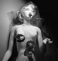 Roger-Viollet | 842519 | Exhibition on surrealism. Model by Sonia Mossé (1917-1943). Galerie des Beaux-Arts de Georges Wildenstein, 140 rue du Faubourg-Saint-Honoré. Paris (VIIIth arrondissement), January 1938. | © Gaston Paris / Roger-Viollet