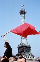 Roger-Viollet | 843138 | Events of May-June 1968. Demonstrator waving a red flag during a C.G.T. demonstration, on the place de la Bastille. Paris, May 29, 1968. Photograph by Janine Niepce (1921-2007). | © Janine Niepce / Roger-Viollet