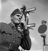 Roger-Viollet | 845276 | Guerre 1939-1945. Débuts. Soldat français dans une gare. | © Gaston Paris / Roger-Viollet