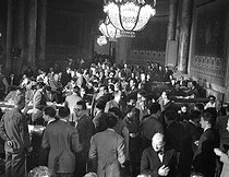 Roger-Viollet | 846068 | Journalists waiting for the proclamation of the results of the general election of June, 1951, in the Home Office. | © Roger-Viollet / Roger-Viollet